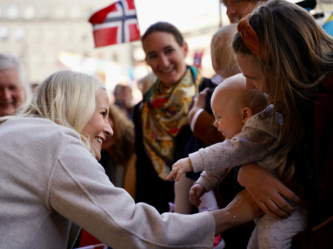 Outside the House of Culture, the Crown Prince and Crown Princess met children and other Norwegians living in Stockholm. Photo: Simen Sund, The Royal Court
